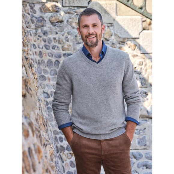 WoolOvers Mens Lambswool V Neck Sweater / Grey Marl